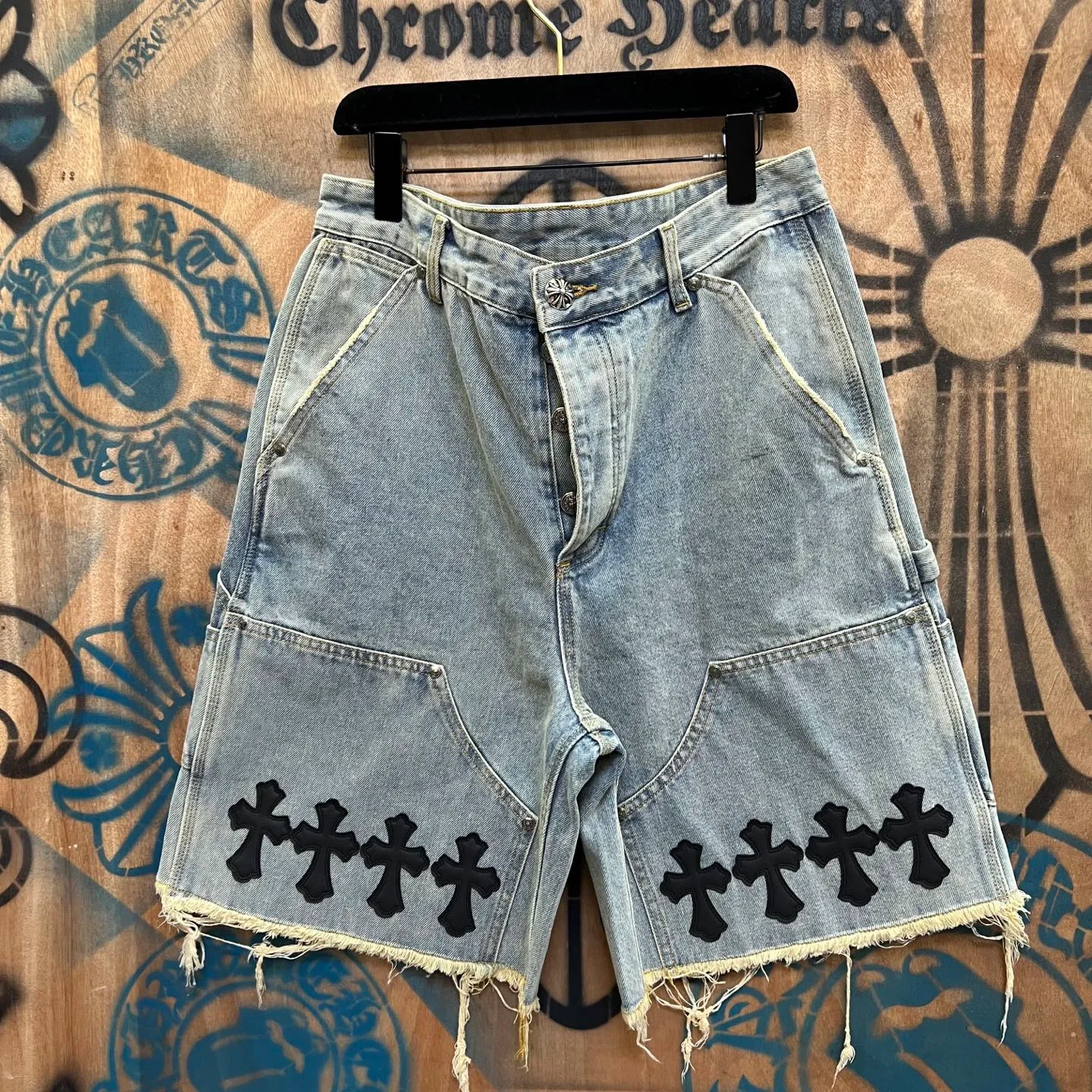 P520 chrome hearts limited series new city limited jeans Chrome Hearts city limited denim shorts vintage levis American made 501 505 517 base version remake Levis American made 501 base version imported sheepskin 925 silver remake Customers provide waist and pants length or height and weight. The studio will select the most suitable base version for you to remake. There are many people doing remakes in the market. Don’t belittle or comment. The difference is visible to the naked eye. See and compare for yourself #CHROME HEARTS Unisex style